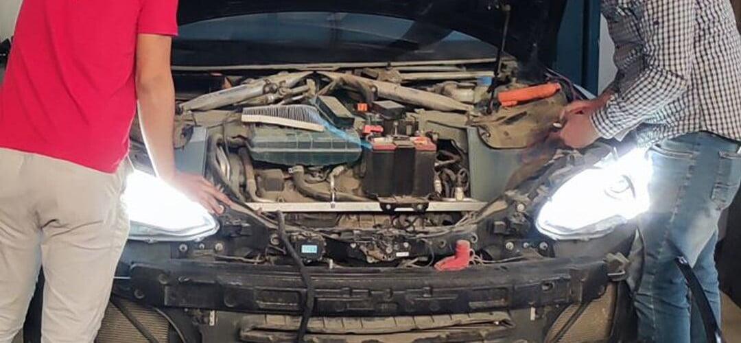 صيانة السيارة الكهربائية Tesla Model S نتيجة تصادم بالمقدمة